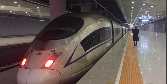  穿越霧霾區的高鐵，塵埃布滿整個車身